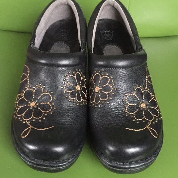 ladies clogs size 6